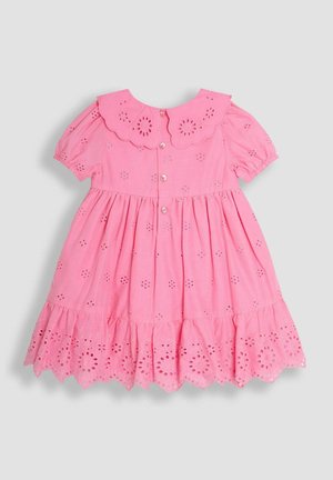 Robe en coton rose avec de courtes manches bouffantes, col festonné, boutons sur le devant et broderie à œillets. Jupe évasée avec un ourlet festonné.