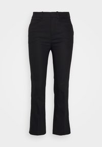 Pantaloni neri aderenti con una texture liscia, vita media e leggero svaso alle caviglie, dotati di due tasche frontali e passanti per la cintura.