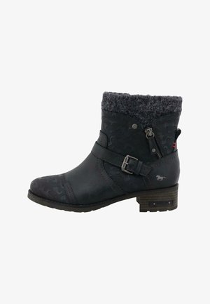 Bottines noires avec des côtés à motif texturé, col en tricot gris, fermeture éclair sur le côté et sangle avec boucle. Talon en bois bas pour la stabilité.