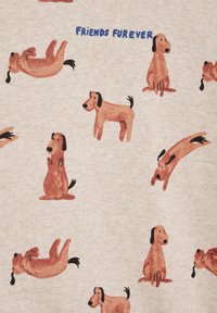Tessuto beige chiaro con un motivo ripetuto di cani da cartone animato in varie pose. Il testo dice "AMICI PER SEMPRE" in blu. I cani sono marroni con accenti neri.