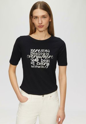 T-shirt en coton noir à manches courtes et col rond, avec des graphiques en texte argenté dans différentes polices et tailles sur le devant.