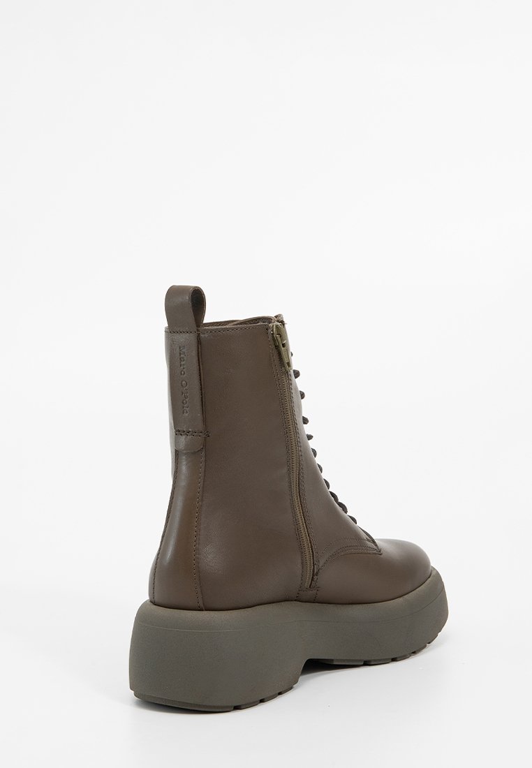 Brązowe skórzane botki za kostkę z masywną szaro-skalną podeszwą, bocznym zamkiem i sznurowanym designem. Gładka tekstura z minimalną ilością elementów metalowych.