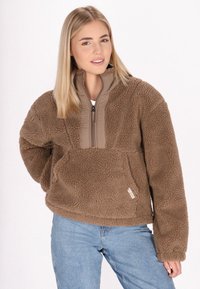 Pullover in pile marrone con zip frontale a metà, caratterizzato da un tessuto testurizzato, una vestibilità rilassata e una tasca a marsupio. Design morbido, caldo e informale.