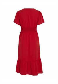 Červené šaty s krátkými létajícími rukávy, smockovaným pasem a rozšířeným spodním lemem s volánkem. Vyrobeny z lehké látky.