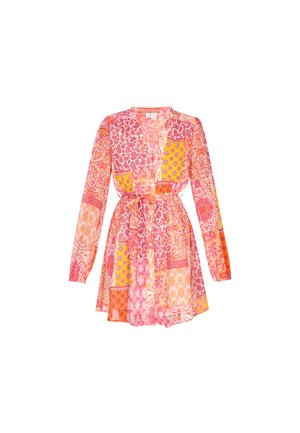 Vestido de manga larga, multicolor, con una mezcla de patrones florales y geométricos en rosa, naranja y amarillo, que cuenta con una cintura ajustable y un cierre de botones en la parte delantera.