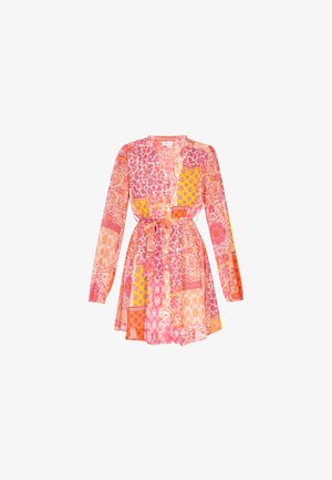 Pika-sleeve, mitmevärviline kleit, millel on segu lille- ja geomeetrilistest mustritest roosa, oranži ja kollasena, millel on seotav vöökoht ja nööpide ees.