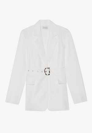 Blazer blanc avec une taille ceinturée, deux poches avant, revers en pointe et un tissu texturé. Présente un matériel argenté au niveau de la ceinture.