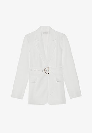 Blazer bianco con vita regolabile da cintura, due tasche frontali, revers appuntiti e tessuto testurizzato. Presenta dettagli in metallo argentato sulla cintura.