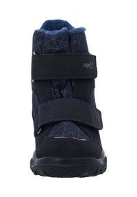 Stivale militare blu con tomaia strutturata, motivo geometrico e due cinturini in Velcro. Suola in gomma, collare imbottito e punta rinforzata per una maggiore durabilità.