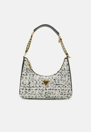 Kleine rechteckige Handtasche mit schwarz-weißem Tweedmuster, goldener Kettenriemen mit schwarzem Lederdetail und goldenem Guess-Logo auf der Vorderseite.