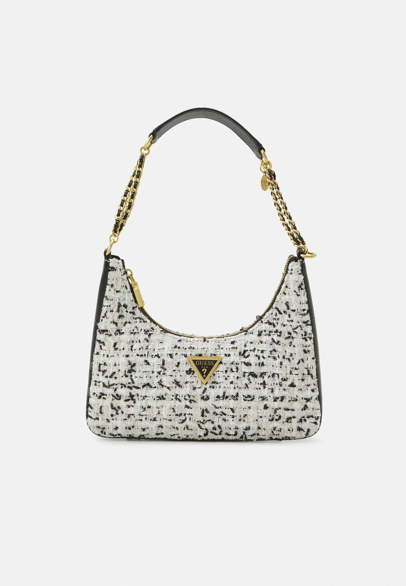 Petit sac à main rectangulaire avec motif tweed noir et blanc, bandoulière chaîne dorée avec détail en cuir noir, et logo Guess doré à l'avant.