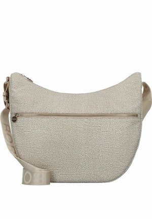 Torba hobo w teksturowanym beżowym materiale, z zamkniętą na zamek przednią kieszenią, zakrzywionym kształtem i odpinanym paskiem z detalem logo.