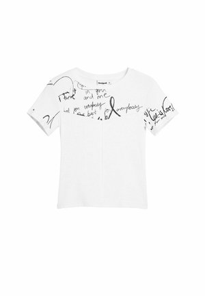 Tricou alb cu mâneci scurte din bumbac, având text scris de mână negru și desene grafice pe partea din față și pe mâneci.