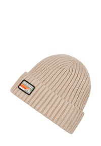 Beige geribbelde gebreide beanie met een omslag. Kenmerkt zich door een rechthoekige zwarte patch met logo en een bergafbeelding in groene, oranje en witte accenten.