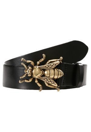 Cintura in pelle nera con una fibbia a forma di ape in ottone dettagliata, caratterizzata da texture e disegni intricati. La cintura è liscia e ha una finitura lucida.