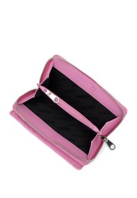 Portafoglio in pelle rosa con chiusura a zip, due compartimenti principali e una tasca per le monete con zip, dotato di una fodera interna liscia.