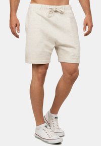 Shorts grigi chiaro in cotone misto con elastico in vita e cordoncino. Presentano tasche laterali e un delicato logo ricamato.