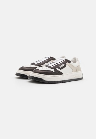 Iceberg CLOCK V2 - Trainers - white/grey