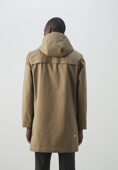 Giacca con cappuccio marrone, con un dorso leggermente più lungo, caratterizzata da una texture liscia e un design semplice. Include chiusure a pressione sull'orlo.