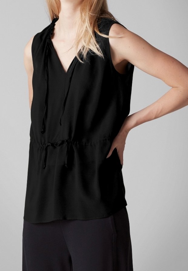 Blusa sin mangas negra con escote en V profundo, cintura ajustable con cordón y tela suave y lisa. Diseño minimalista sin patrones ni adornos.