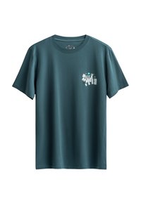 Teal katoenen T-shirt met korte mouwen. Voorzien van een kleine abstracte bedrukking in wit en groen aan de linkerkant van de borst.