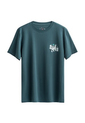 Teal katoenen T-shirt met korte mouwen. Voorzien van een kleine abstracte bedrukking in wit en groen aan de linkerkant van de borst.
