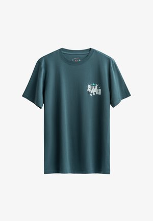 Teal katoenen T-shirt met korte mouwen. Voorzien van een kleine abstracte bedrukking in wit en groen aan de linkerkant van de borst.