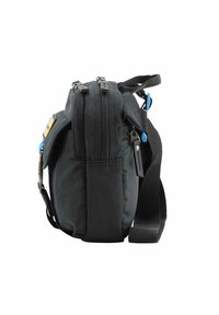 Bolso de hombro negro de tela con dobles cremalleras, superficie texturizada, herrajes de acento azul y correa ajustable. Pocket lateral para almacenamiento adicional.