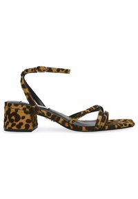 Leopardmønstret sandal med stropper og blokkl heel, lavet af brunt og sort kunstpelsmateriale samt en slank ankelrem med spænde.