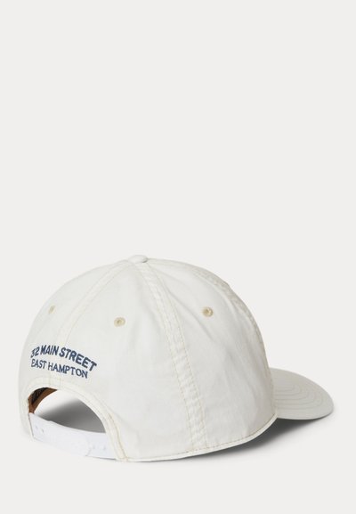 Λευκό καπέλο baseball με κεντητό κείμενο "32 MAIN STREET EAST HAMPTON" στην πίσω πλευρά και κλείσιμο με ρυθμιζόμενο λουράκι.