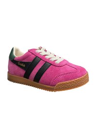 Sneaker in suede rosa con strisce nere, lacci bianchi e dettagli sul tallone verdi. Presenta una suola in gomma testurizzata per una migliore aderenza. Logo Gola.