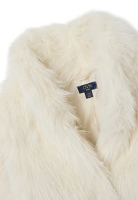 Weißer Kunstpelzweste mit einer weichen, flauschigen Textur und satinierter Fütterung. Das Etikett trägt die Aufschrift "OVS kids" und zeigt die Größe 4-5 Jahre an.