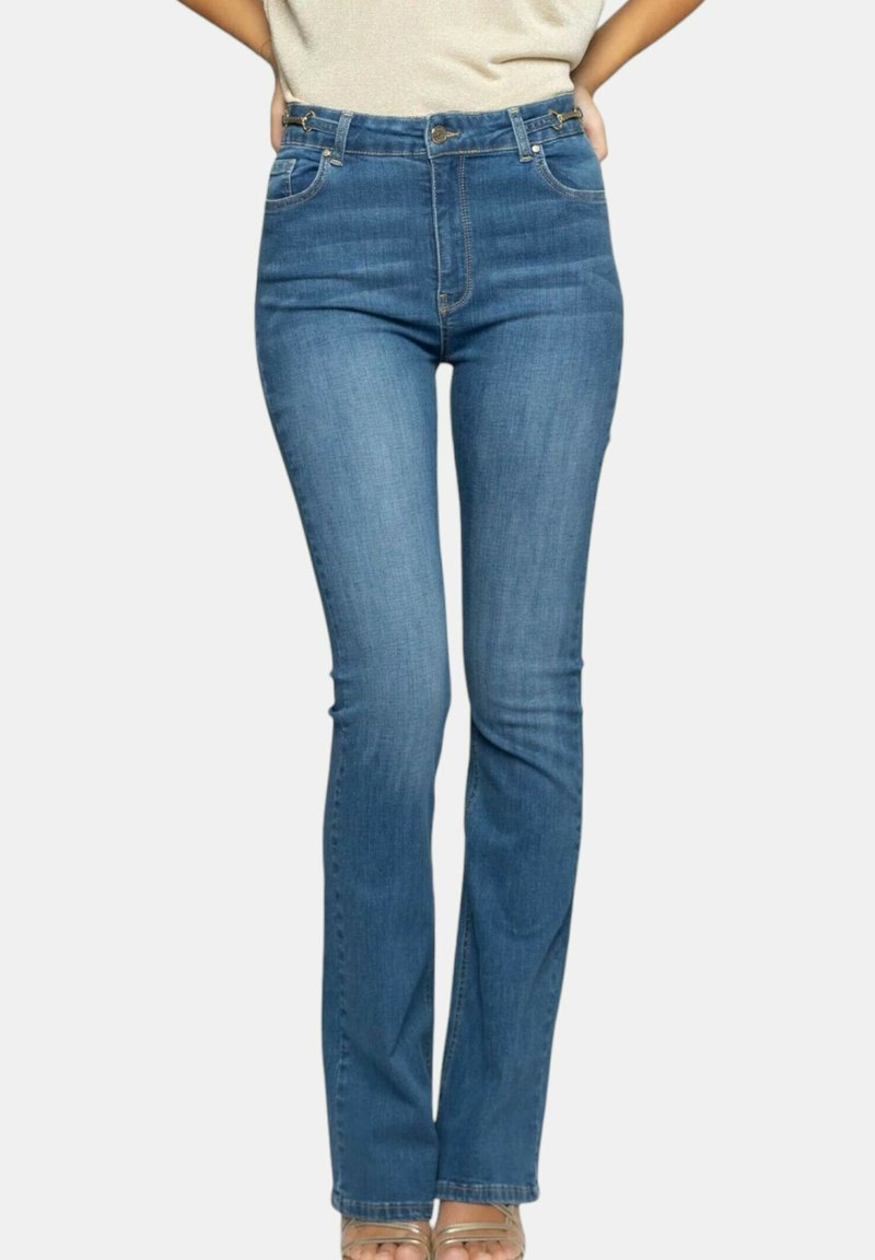 Jeans in denim blu chiaro con vita alta, design a gamba dritta, tasche frontali visibili e una leggera texture scolorita.