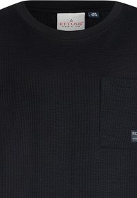 Czarna koszulka z krótkim rękawem, wykonana z prążkowanej tkaniny, z przednią kieszenią i naszywką z logo marki przy dekolcie.