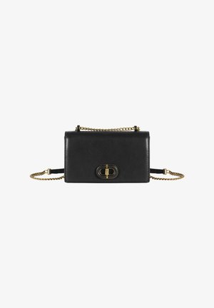 Schwarze Lederhandtasche mit einer goldenen Kettenriemen, ausgestattet mit einem ovalen Verschluss und glatter Oberfläche. Rechteckige Form.