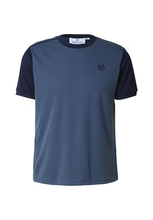 Marineblå og blå t-skjorte med korte ermer laget av glatt stoff, med rund hals og en liten logo på brystet. Enkel design.