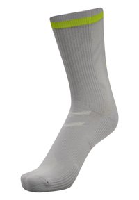Calzino sportivo grigio con una texture a coste e una striscia verde brillante sulla parte superiore. Presenta aree rinforzate nella punta e nel tallone per una maggiore durabilità.