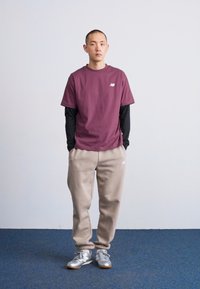 New Balance SPORT ESSENTIALS LOGO - Marškinėliai su spaudiniu - faded plum