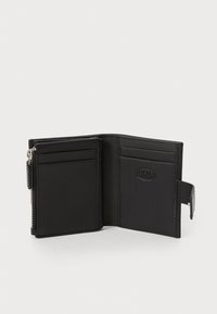 Portafoglio in pelle nera, design a due ante, slot per carte interne, tasca con zip laterale, dettaglio logo in rilievo all'interno.