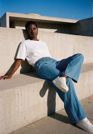 Urban Classics, RELAXED FIT WIDE LEG LIGHT DENIM TROUSERS WASHED - Jean coupe décontractée - skyblue washed