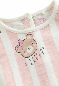 T-shirt en coton à manches courtes avec des rayures roses et blanches, présentant un graphique d'ours avec un nœud et le texte "J'aime mon PAPA" en dessous.