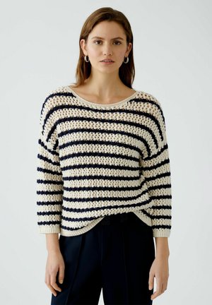 Strickpullover mit lockerem Schnitt, cremefarbenen und marineblauen horizontalen Streifen, weitem Ausschnitt und langen Ärmeln. Strukturierte Garnoptik.
