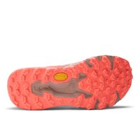 Taka skriešanas apavu ārējā zole rozā un brūnā krāsā. Vibram® logo izcelts dzeltenā krāsā. Teksturēta ar sešstūrainiem uzgaļiem saķerei un noturībai.