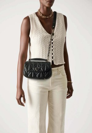 Guess, GUESS SAC BANDOULIÈRE BETULA SATCHEL BLACK SMALL - Sac à main - black bla