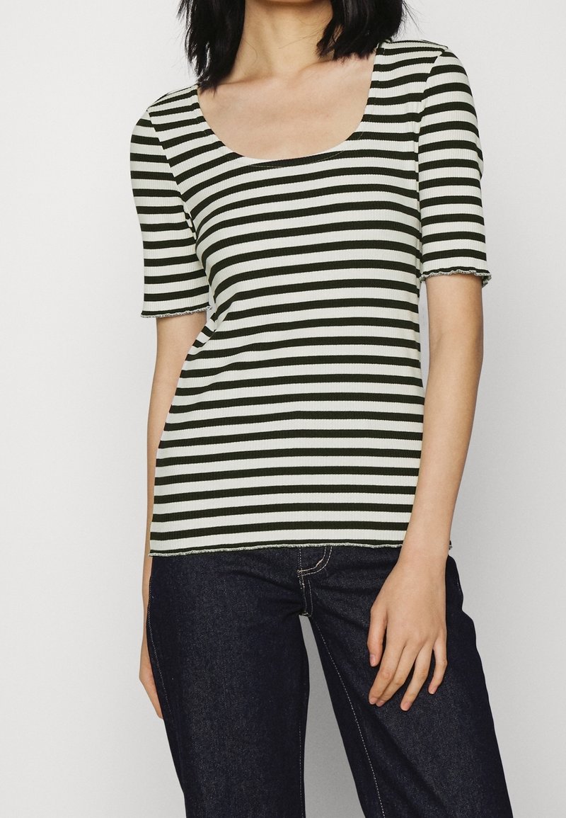 Lyhythihainen, ribatty toppi, jossa on vihreät ja valkoiset vaakasuorat raidat, leveä pyöreä pääntie ja raakareunat hihoissa ja helmassa.