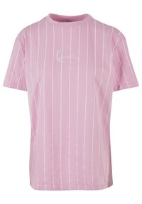 Růžové bavlněné tričko s bílými vertikálními pruhy, kulatým výstřihem, krátkými rukávy a malým vyšitým logem na přední straně.