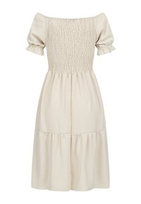 Robe crème à épaules dénudées avec manches courtes bouffantes, corsage smocké et jupe à volants, longueur mi-cuisse et coupe ample.