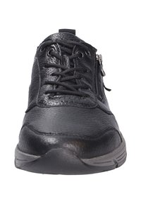 Scarpe sportive in pelle nera con una parte superiore testurizzata, dotate di lacci e una cerniera laterale, progettate per comfort e facile accesso.