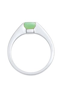Bague en argent avec un design géométrique, ornée d'une pierre verte centrale. L'anneau est lisse et réfléchissant, mettant en valeur la forme de la pierre.