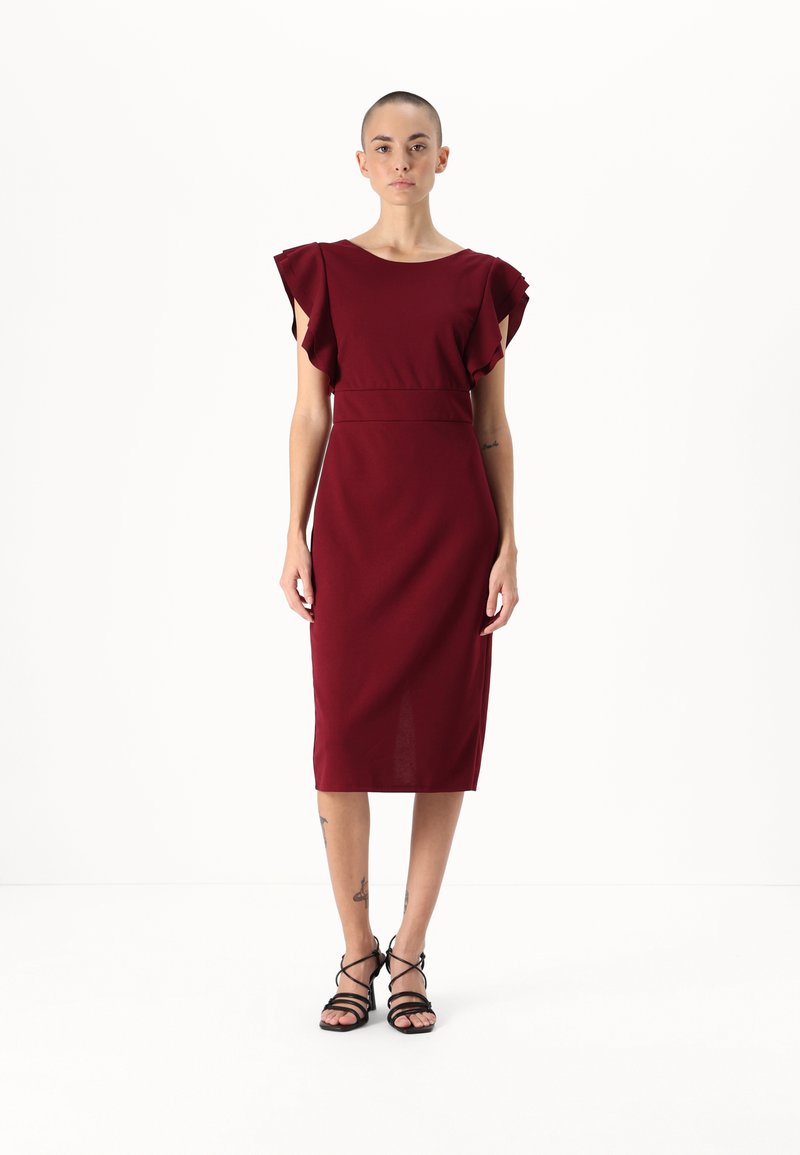Burgundy mukautettu midi-mekko, jossa on röyhelöiset hihat ja määritelty vyötärö; sileä venyvä kangas; yhdistetty mustiin hihnallisiin korkokenkiin.